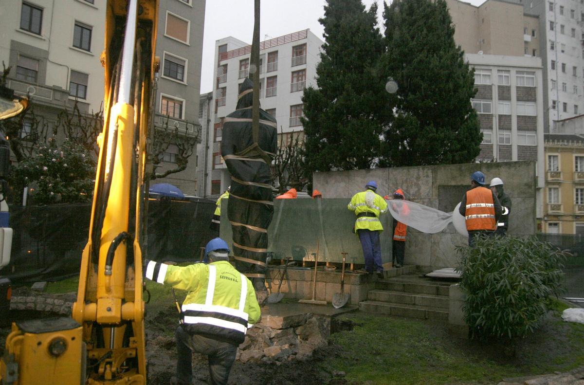 Retirada de la estatua de Millán Astray