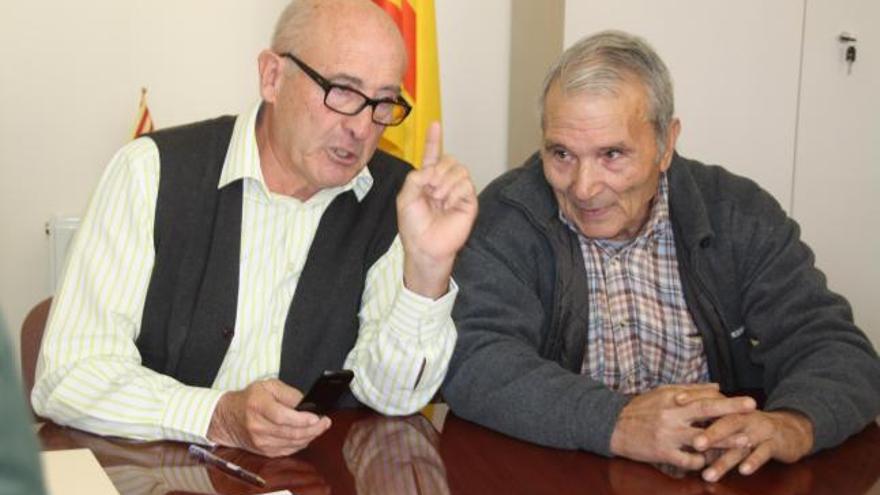 Imatge de la trobada mantinguda entre l&#039;alcalde de Pont de Molins, Josep Fuentes (esquerra), i el propietari de la finca on viu la Pepa, Francesc Ferro, durant la qual es va produir l&#039;agressió i les amenaces denunciades pel mateix batlle.