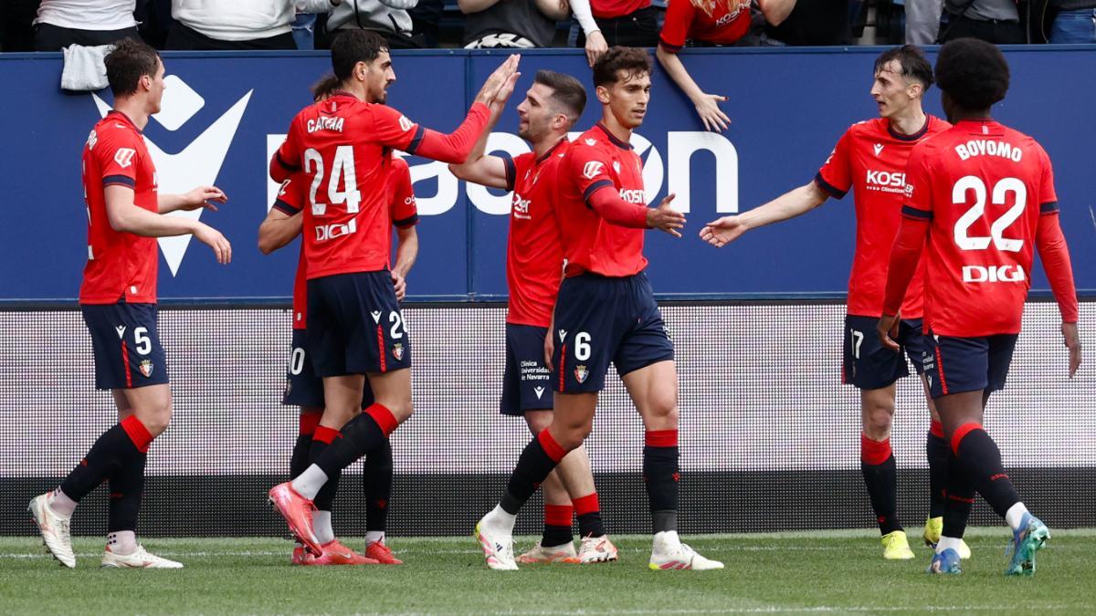 El delantero croata del Osasuna Ante Budimir celebra con sus compañeros tras marcar gol ante el Girona