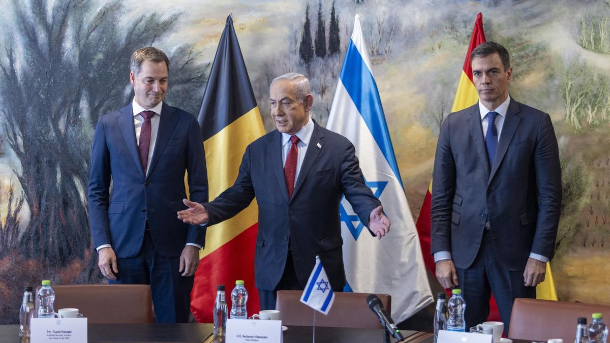 El primer ministro belga, Alexander de Croo; el primer ministro del Estado de Israel, Benjamin Netanyahu, y el presidente del Gobierno, Pedro Sánchez.