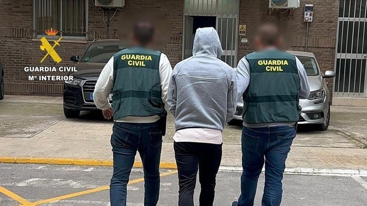 Uno de los detenidos, escoltado por dos guardias civiles en Castellón.