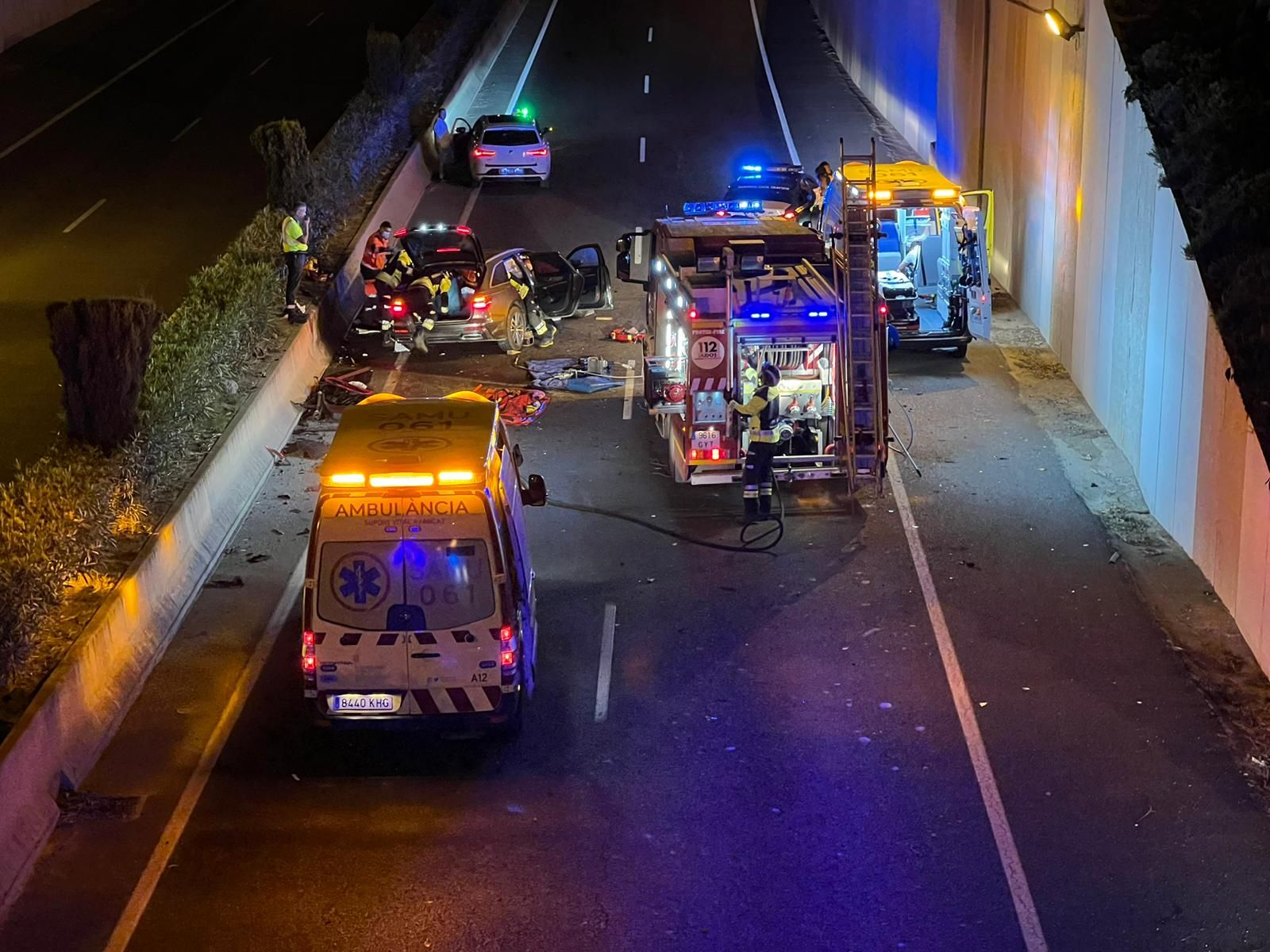 Accidente en Ibiza: un coche choca contra el quitamiedos de una rotonda y cae a la autovía