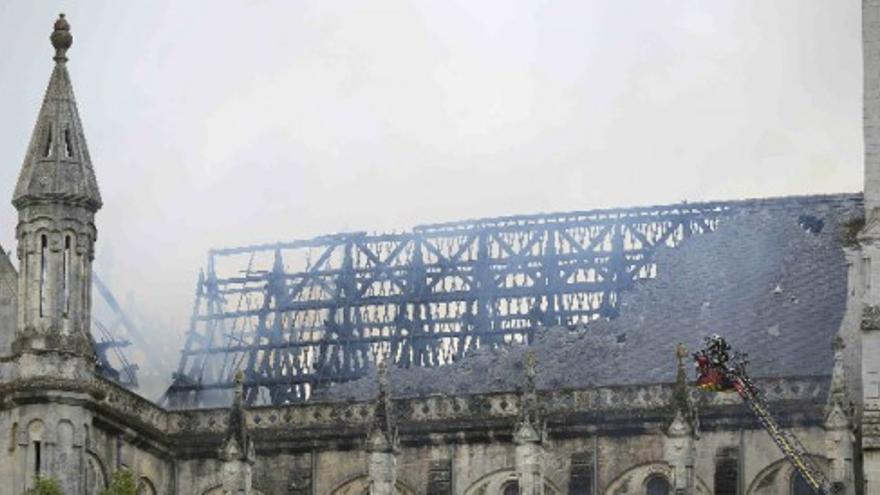 Un incendio destruye parte de la basilica de Nantes