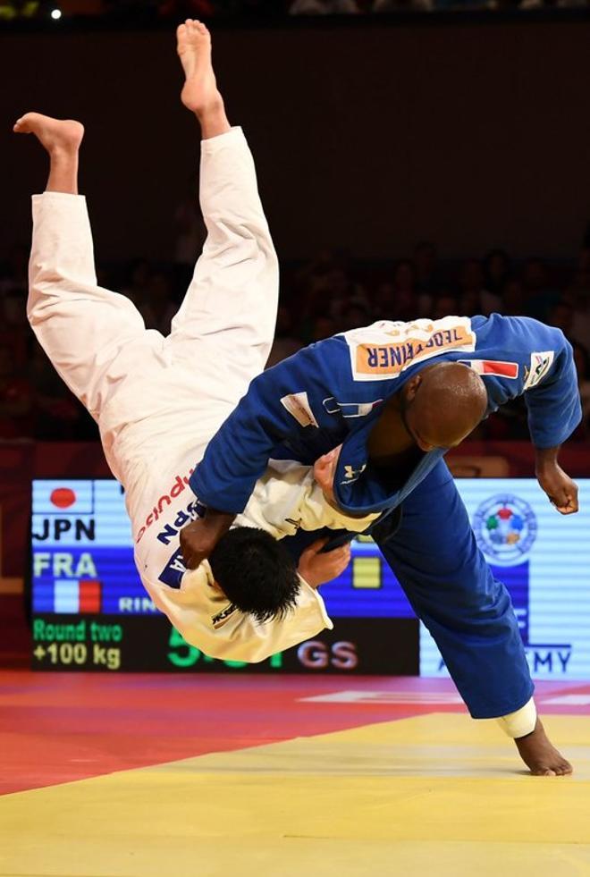 El francés Teddy Riner (R) pelea contra el japonés Kokoro Kageura durante el partido de segunda ronda de categoría de más de 100 kg masculino del Judo Grand Slam Brasilia 2019 en Brasilia, Brasil.