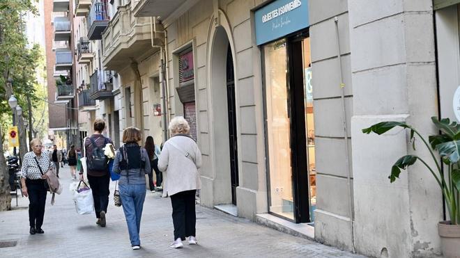 Los clientes mayores de los 'Bonus Consum' de Barcelona se topan con la brecha digital: "No pagamos con tarjeta o móvil"