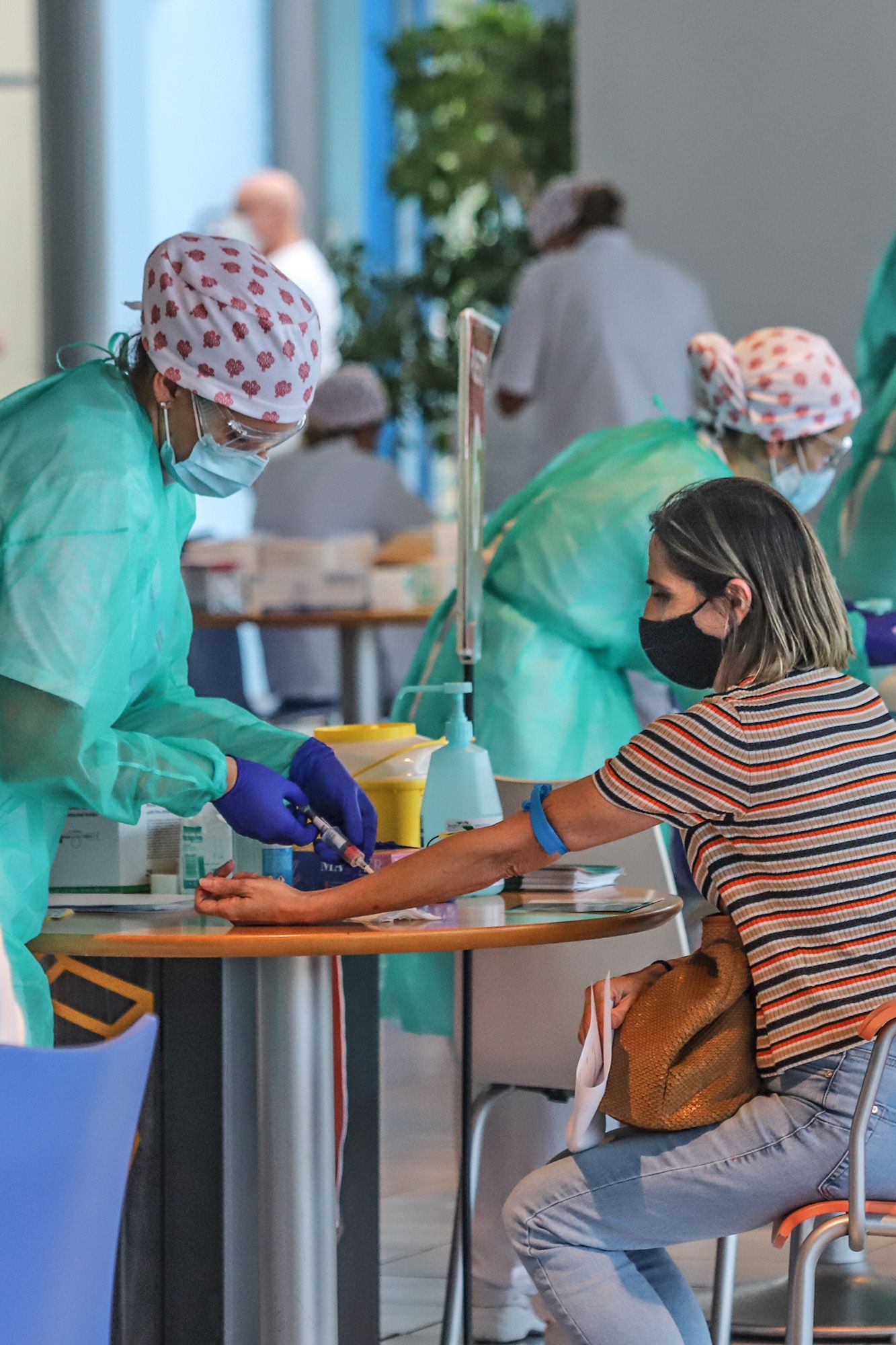 Torrevieja realiza test rápidos de covid a 1.500 profesores y personal no docente de todos sus centros educativos tras la polémica con la Generalitat