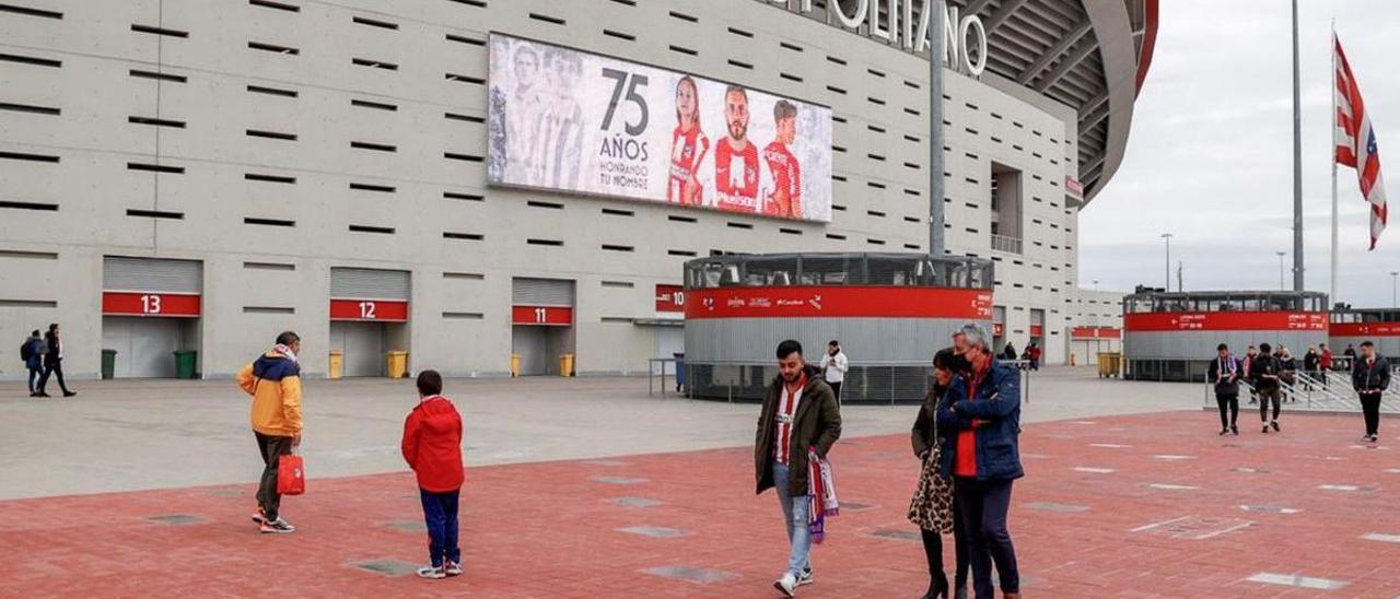 Aficionados cruzando por el Paseo de las Leyendas. | Atl. de Madrid