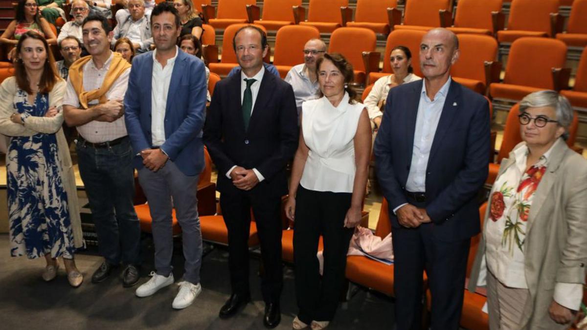 Por la izquierda, Cristina González, Ignacio Fernández, Leví Pérez, Alejandro Huergo, Cristina Duarte, Pedro Alonso y Ana González, ayer, en la lección inaugural del curso en la Facultad Jovellanos. | Juan Plaza