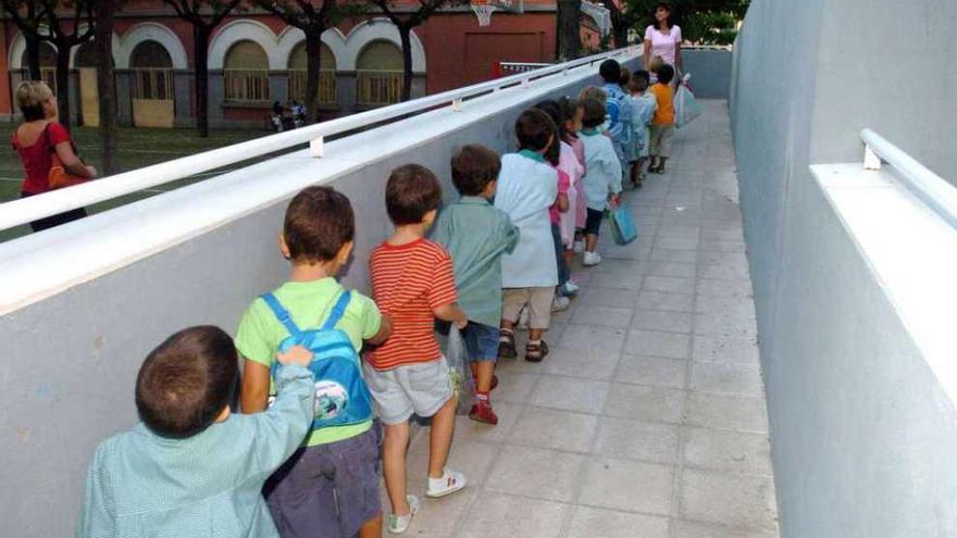 Un grupo de niños, en fila para entrar en clase. j. antón