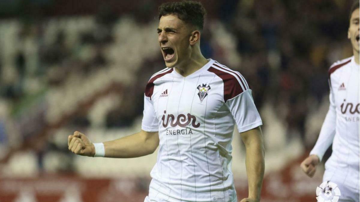 Juan María Alcedo celebra un gol con la camiseta del Albacete.