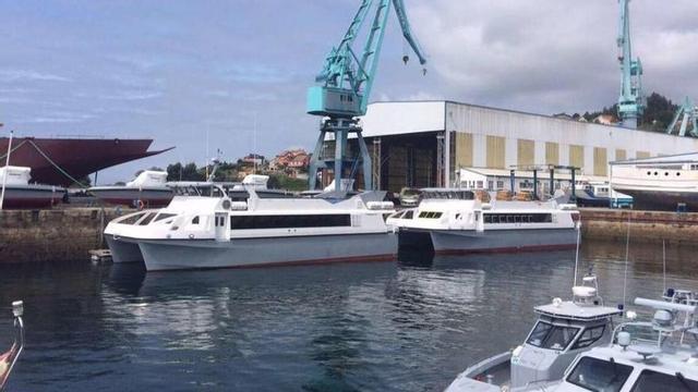 Dos catamaranes Rodman 84, de 25,5 metros de eslora, en el muelle del astillero en Meira (Moaña). // R.P.