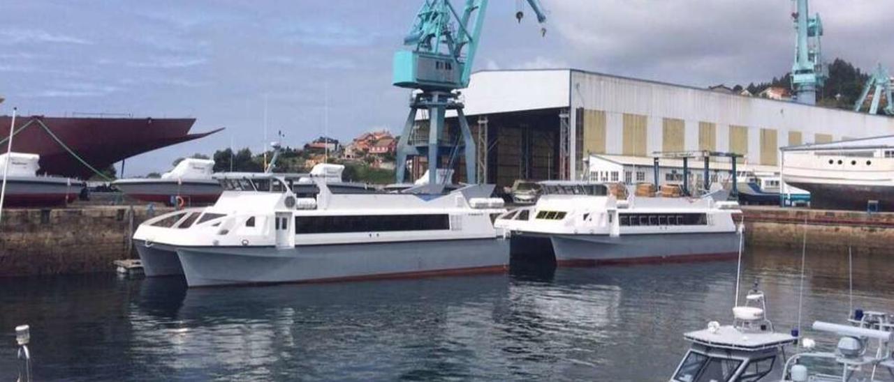 Dos catamaranes Rodman 84, de 25,5 metros de eslora, en el muelle del astillero en Meira (Moaña). // R.P.