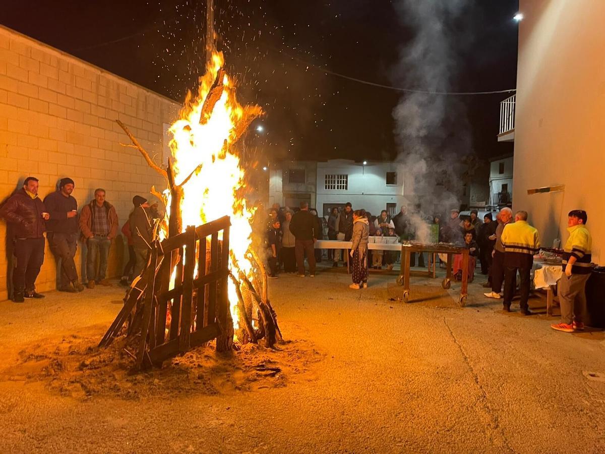 Una hoguera organizada por la festividad de San Antón en Grisén, Zaragoza