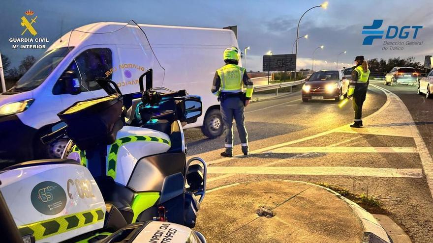 Multado con 100 euros por viajar con un menor: la Guardia Civil extrema la vigilancia y sanciona tras la norma de la DGT