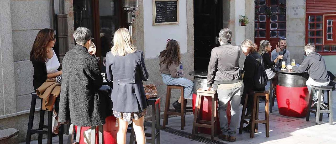 Ambiente, ayer, en una de las terrazas situadas en el casco vello vigués