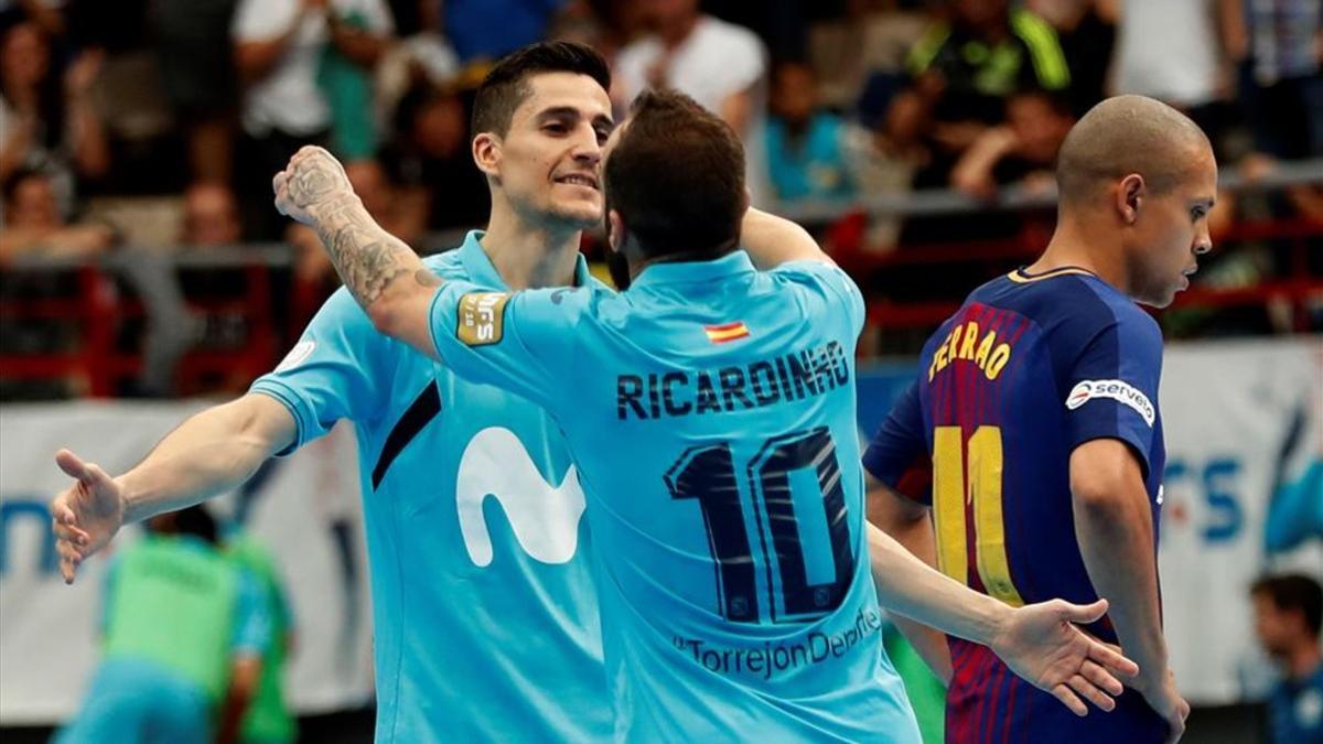 Ortiz y Ricardinho celebran el 3-1 del luso ante la decepción de Ferrao