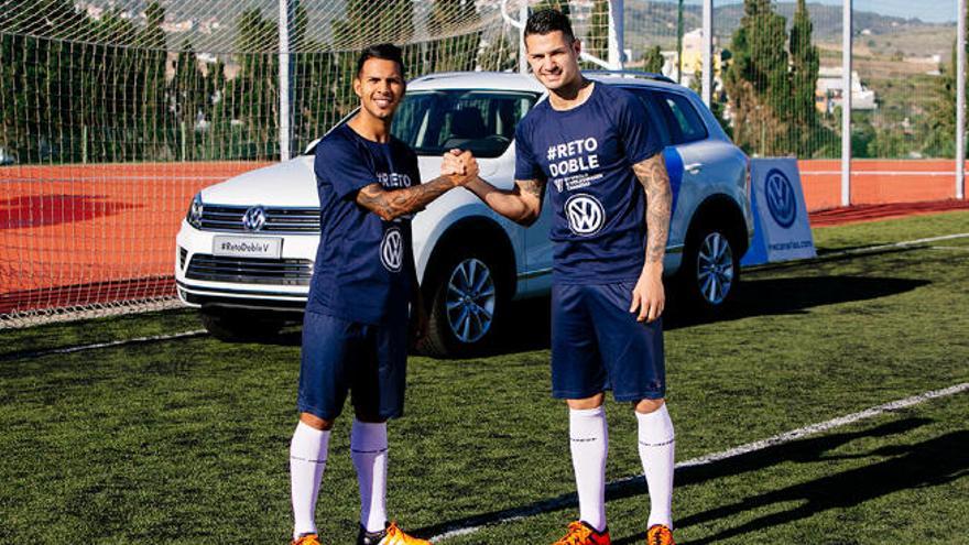 Jonathan Viera y Vitolo se saludan en el campo de fútbol del Campus de Tafira junto a un Volkswagen Touareg.