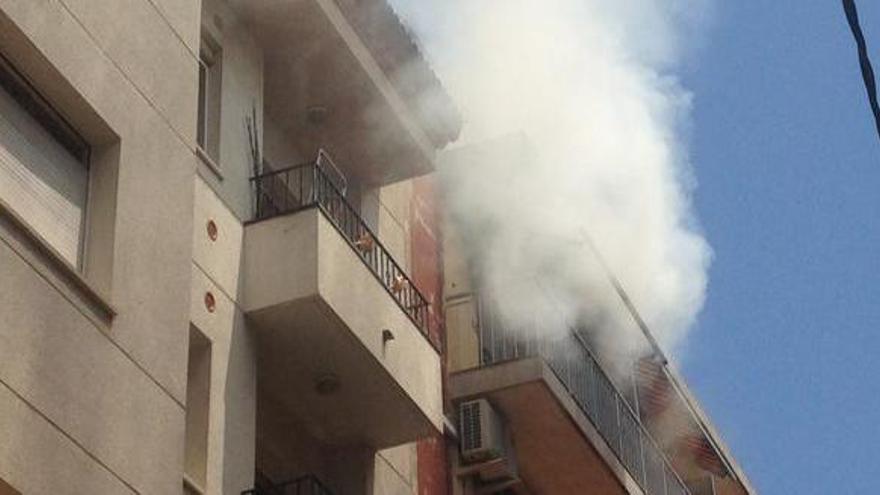 Un ferit greu i dos de lleus en un incendi en un pis de Figueres