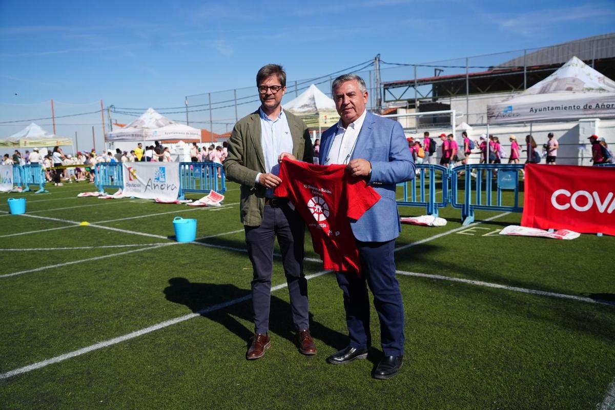 Diego Copé y Bartolomé Madrid, con la camiseta conmemorativa de las Olimpiadas Rirales Escolares de Los Pedroches.