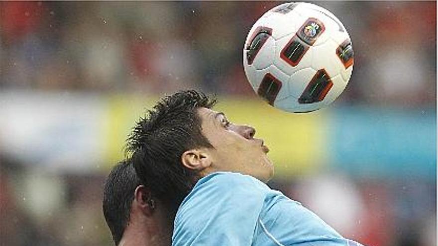 Rafa Jordà controla el balón con el pecho, ayer en el Reyno de Navarra.