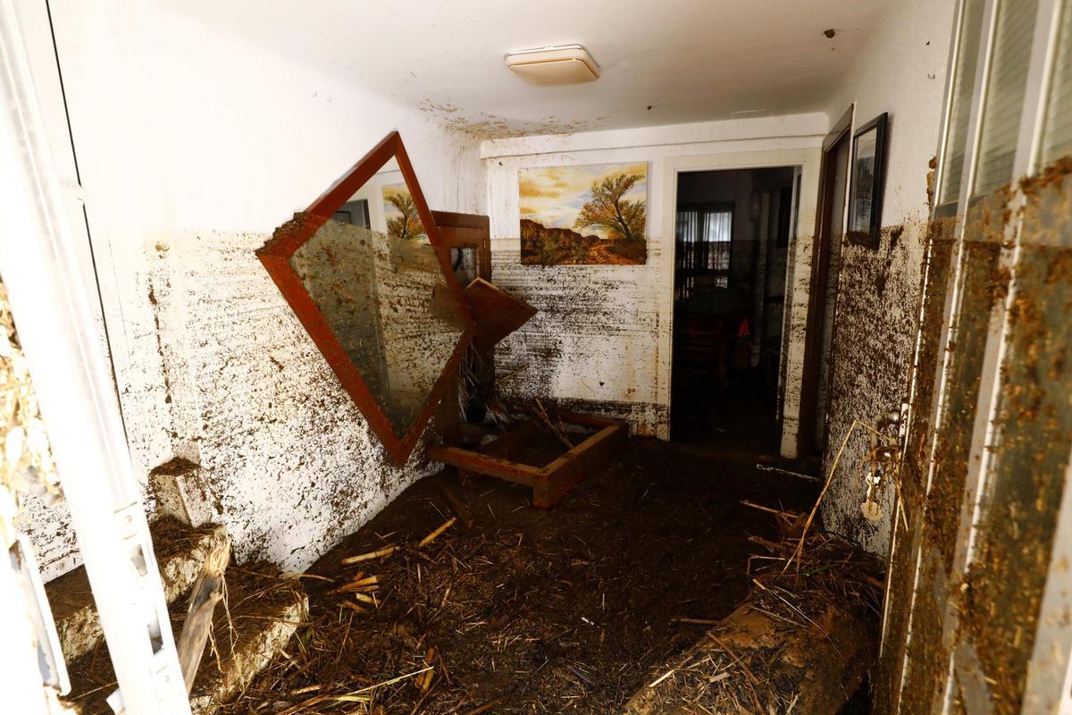 El entorno de la casa de Pedro durante la riada y un año después.
