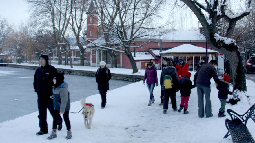 Diverses persones passejant per l&#039;Estany de Puigcerdà