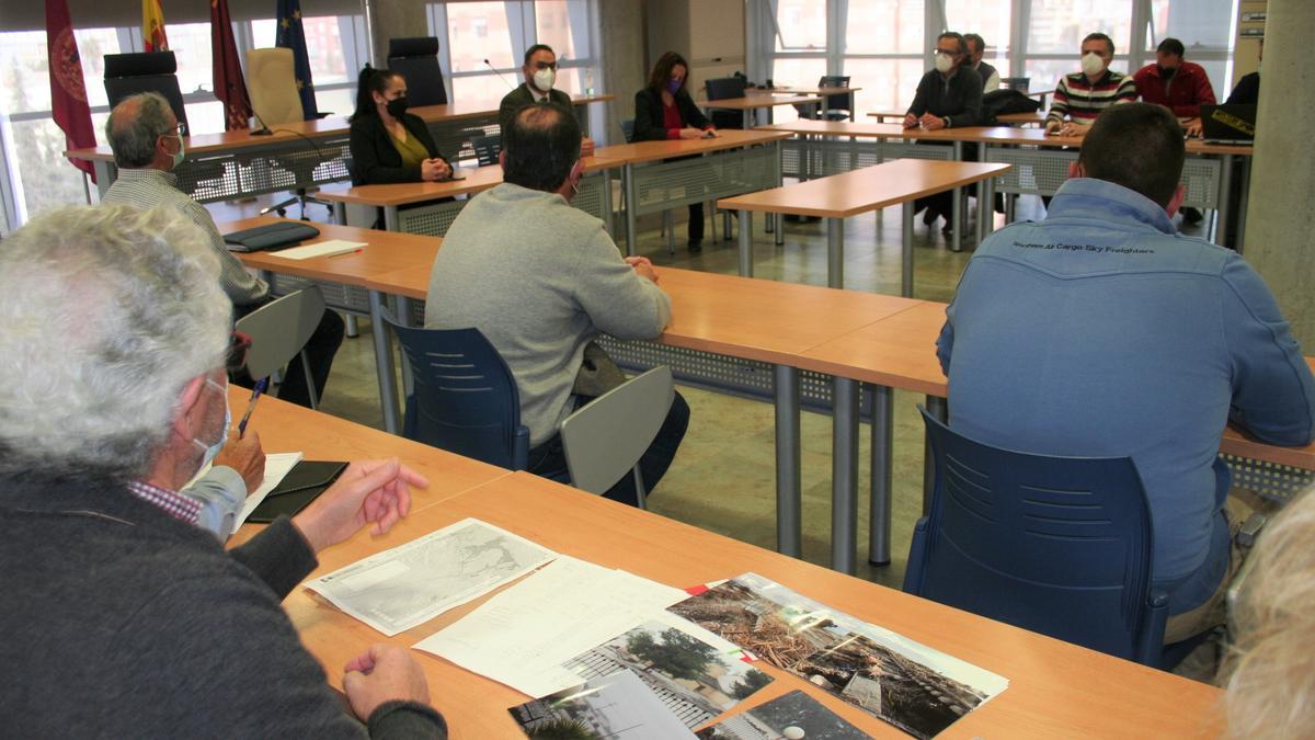 Los vecinos de las zonas afectadas llevaban a la reunión con Adif fotografías de las últimas inundaciones.