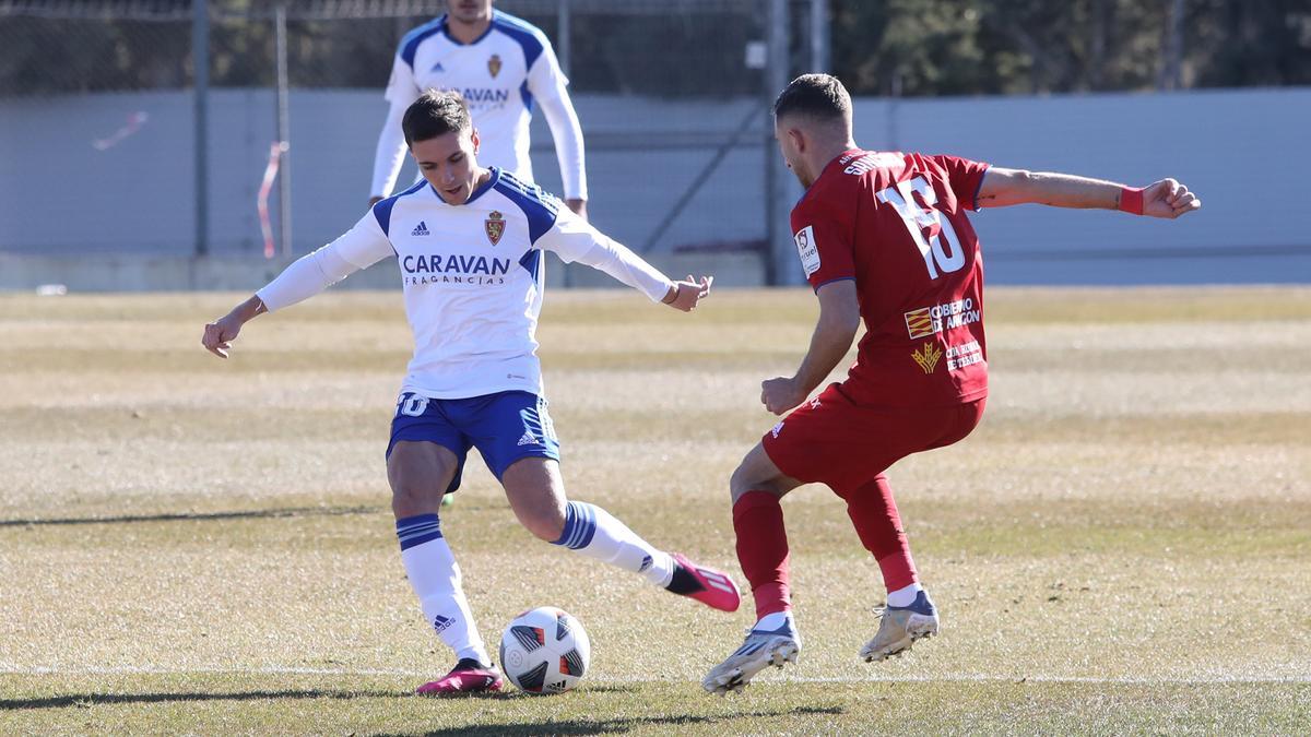 Pablo Cortés, jugador del Deportivo Aragón, intenta filtrar un balón ante Víctor Sanchís, del Teruel