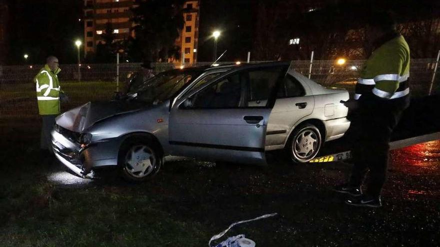 El coche accidentado ayer en Salinas.