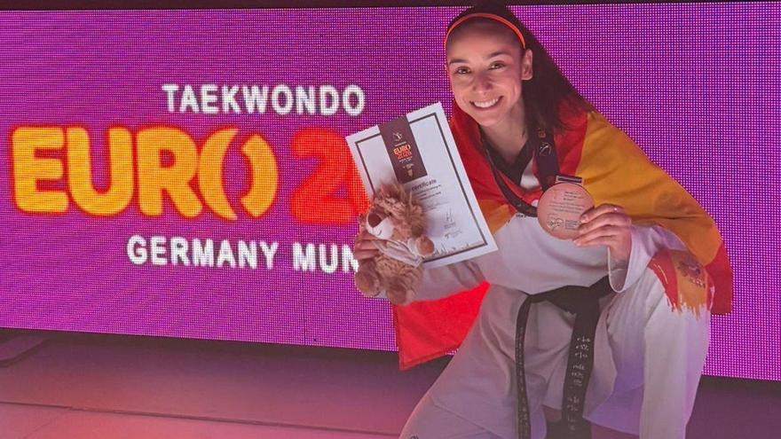 Adriana Cerezo con su medalla y su diploma. | RFET