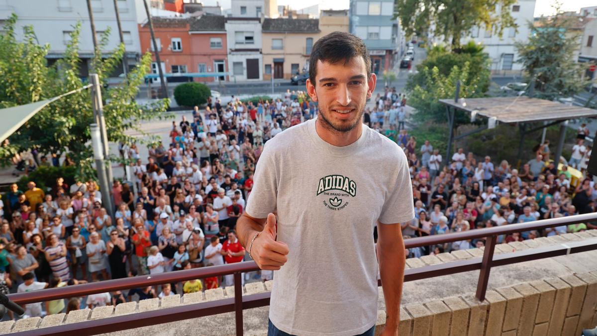 Quique Llopis, en el balcón del ayuntamiento de Bellreguard