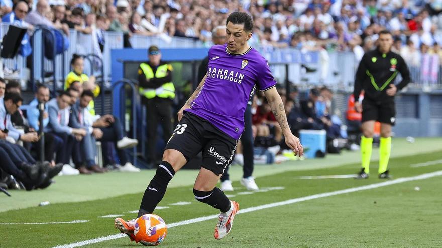 Christian Carracedo conduce el esférico durante la pasada visita al Málaga.