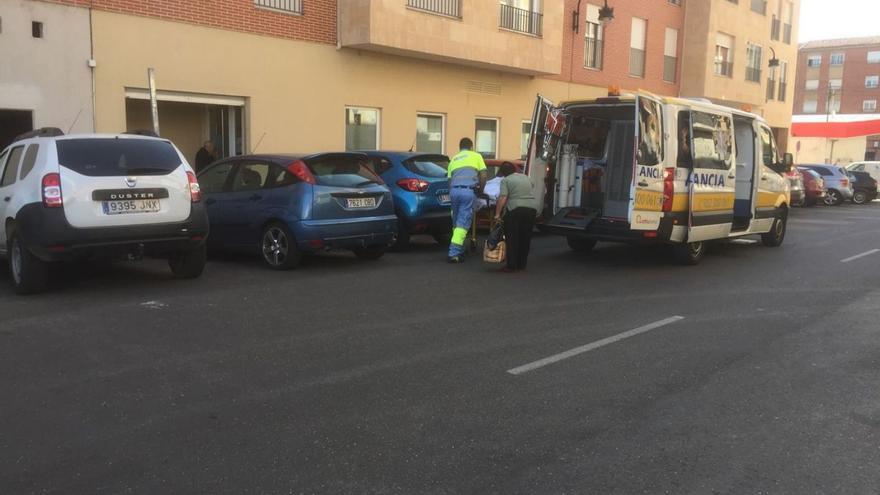 El conductor de una ambulancia lleva a un paciente al servicio de hemodiálisis que se ofrecía en Benavente. | Cedida