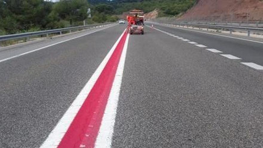 Franja vermella central ja pintada al Bages