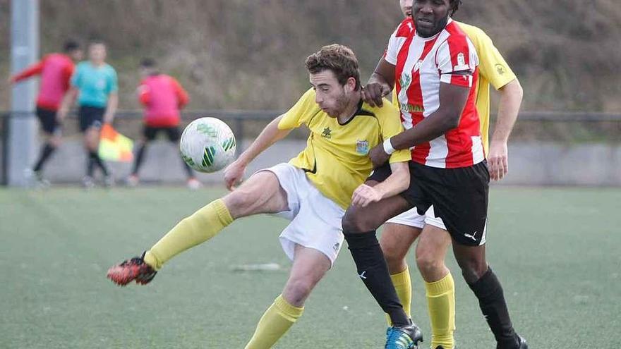 Nii trata de robar el balón a un defensor visitante.