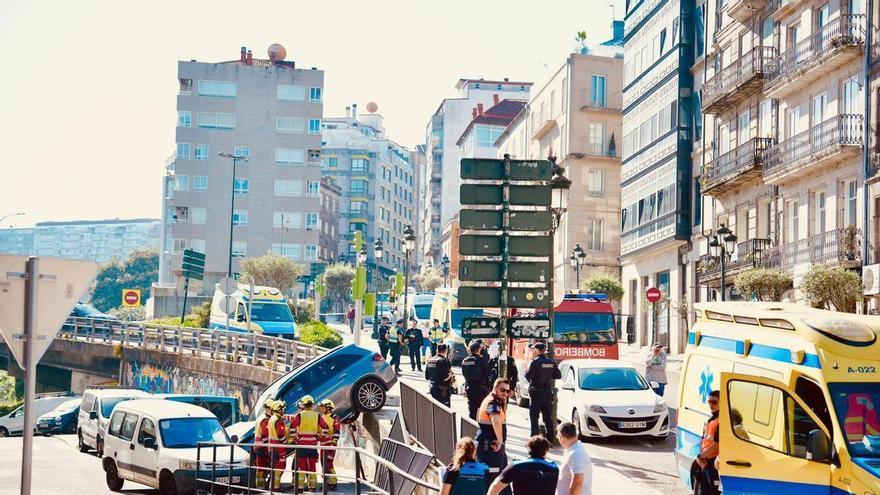 Pierde el control de su coche, golpea a varios vehículos, atraviesa una acera y cae por un desnivel en el centro de Vigo