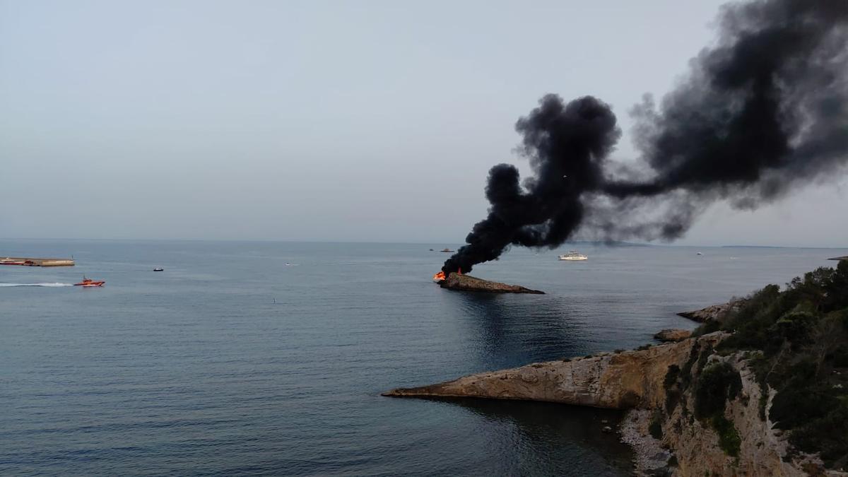 Incendio de una lancha cerca de s'Illa Negra, en el puerto de Ibiza.