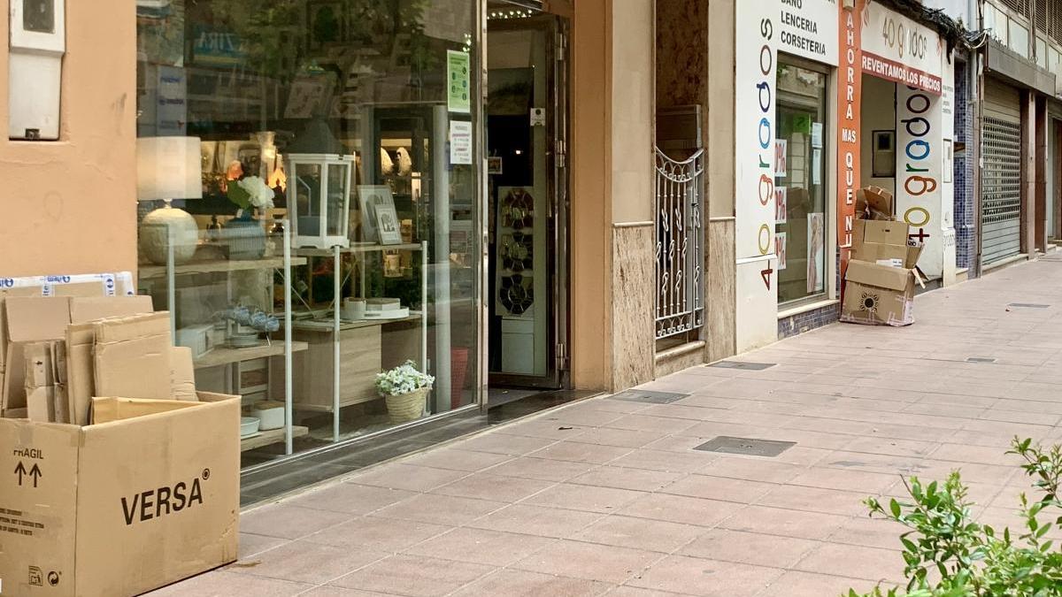 Más de un centenar de tiendas de Alzira ya reciclan el cartón comercial