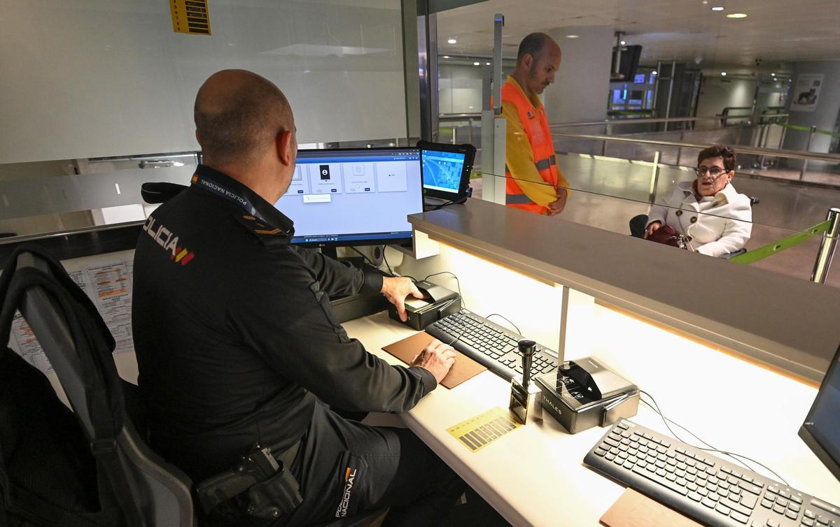 Uno de los agentes encargados del control en primera línea, nada más aterrizar los pasajeros en el aeropuerto.