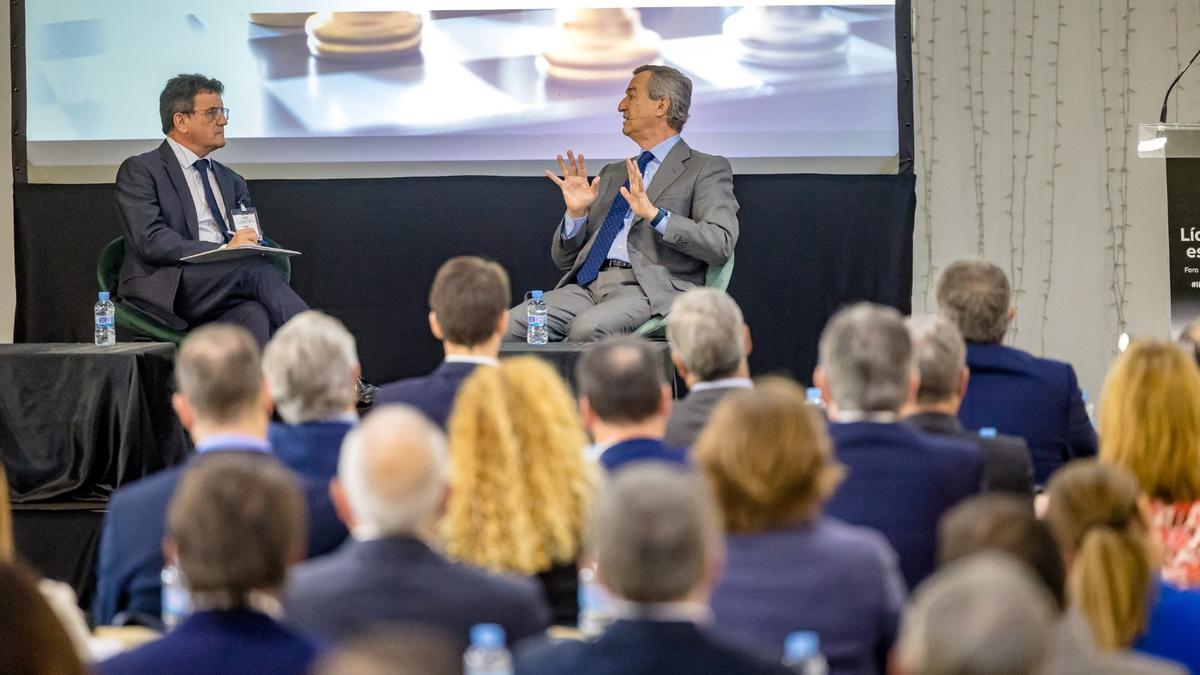 Un momento de la charla del CEO del Sabadell, César González-Bueno, con el director del Club INFORMACIÓN, Toni Cabot.