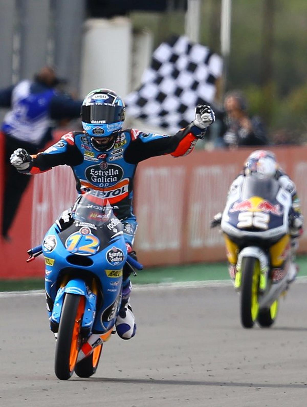 El piloto Alex Márquez (Estrella Galicia 0,0 Honda) celebra la conquista del título mundial de Moto3 al lograr la tercera posición en el Gran Premio de la Comunidad Valenciana disputado en el circuito "Ricardo Tormo" de Cheste, Valencia.