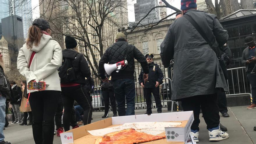 Trozos de pizza en NY, en la protesta trumpista.