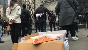 Trozos de pizza en NY, en la protesta trumpista