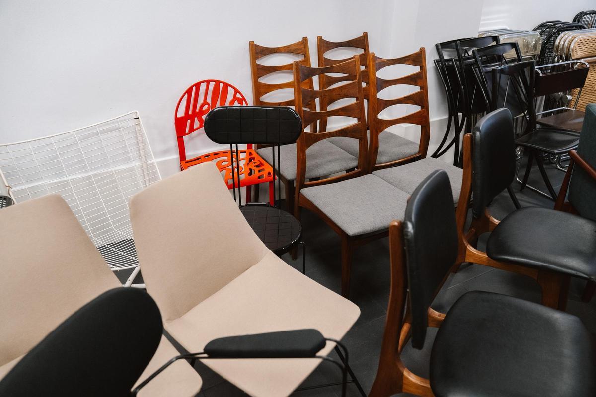 Ella es la única al frente del negocio y por quien pasa cada compra, así que conoce todas las sillas que habitan este almacén.