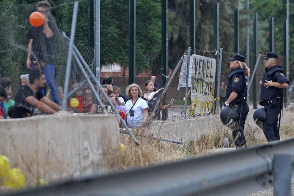 Los manifestantes protestan contra el AVE