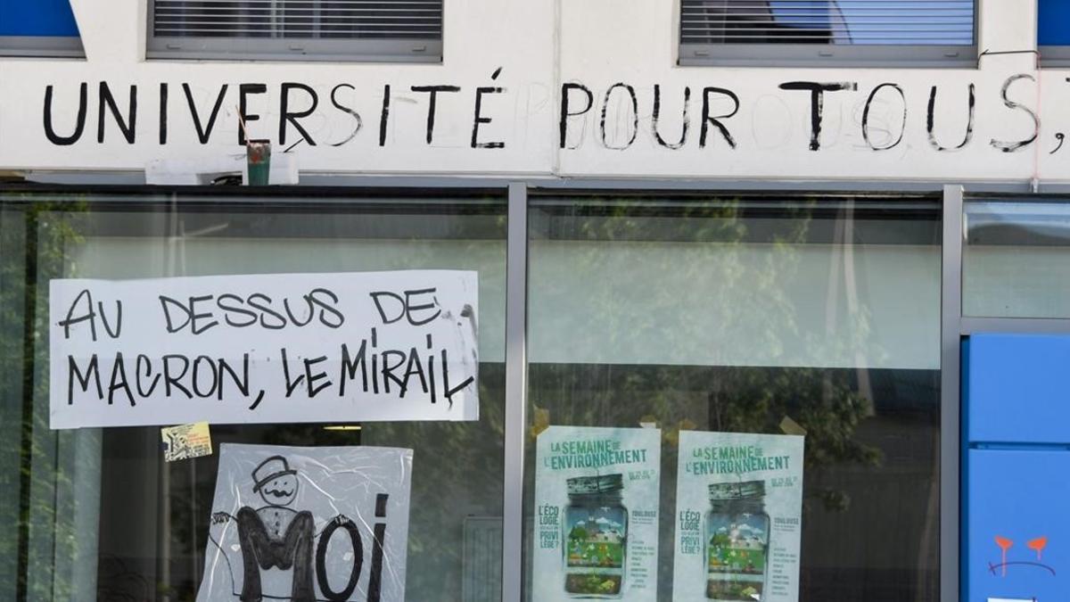 Pancartas en la Universidad de Toulouse.