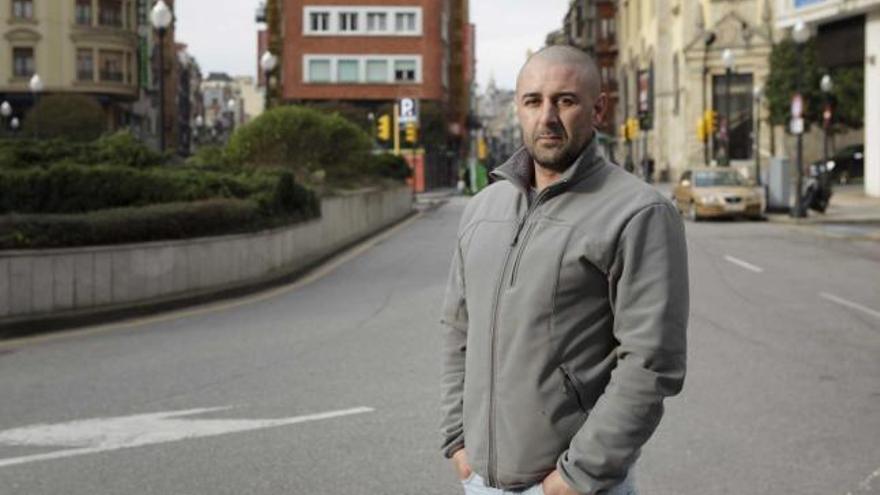 José Luis Blanco, intoxicado de IMSA, en la plaza de Seis de Agosto de Gijón.