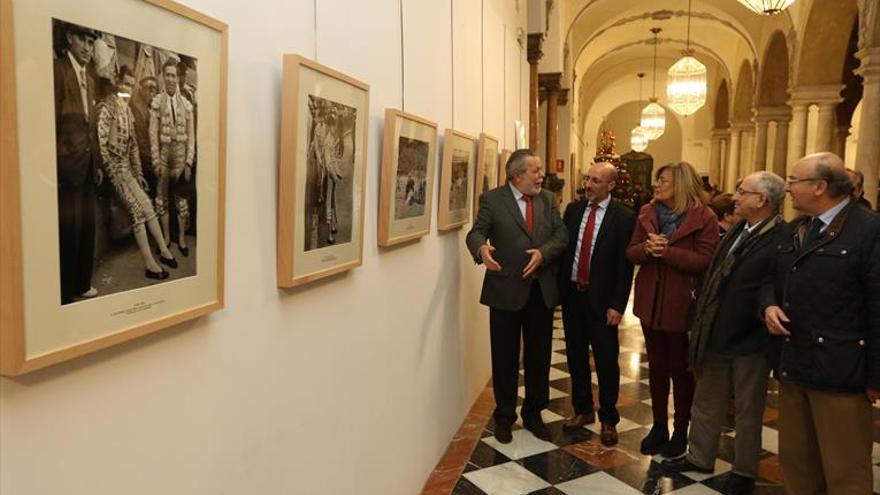 La muestra ‘La saga de Manolete’ reúne fotografías y objetos del torero