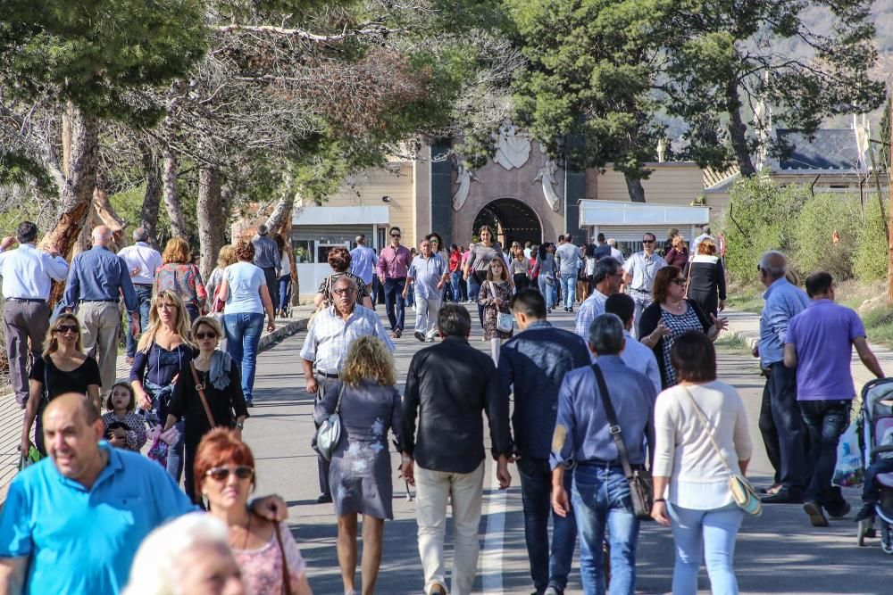 Afluencia masiva de visitantes al cementerio de Orihuela