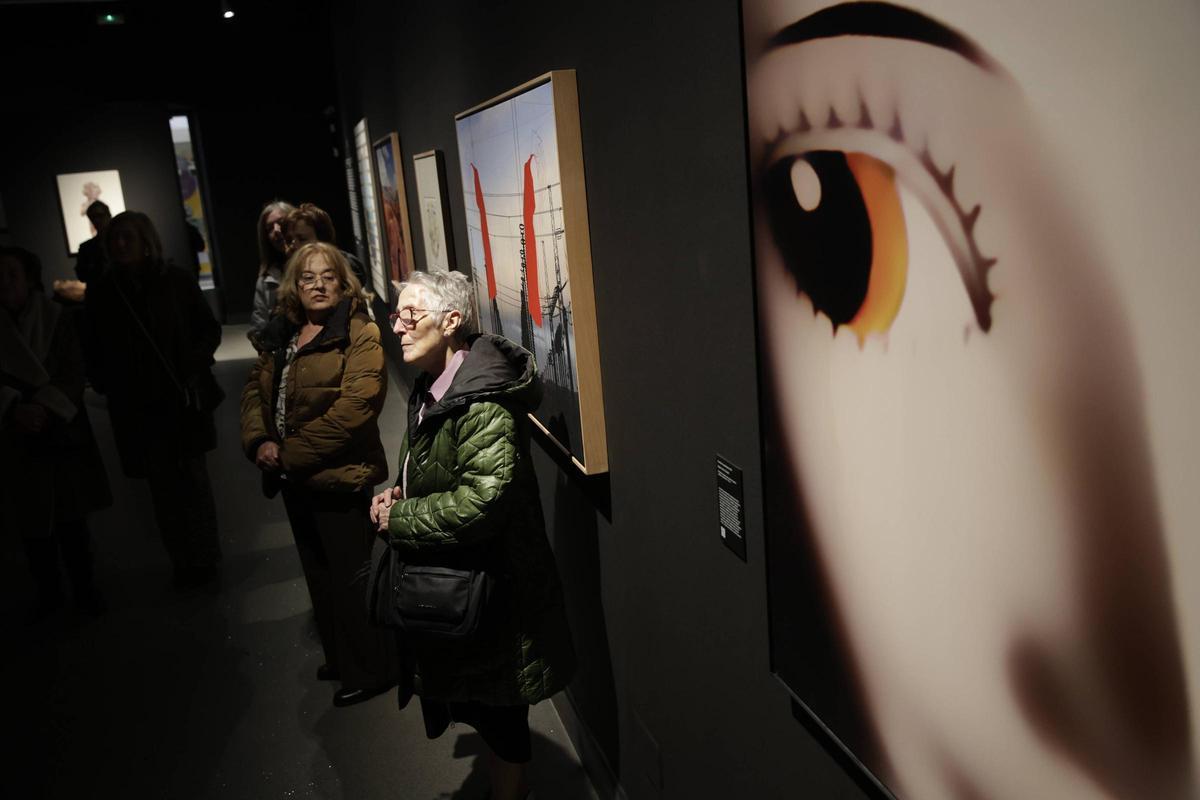 Reconocimiento a las artistas que no salen en los manuales: el comisario de la exposición "13 creadoras" presenta un libro con la Alcaldesa sobre el arte femenino español del siglo XX (en imágenes)